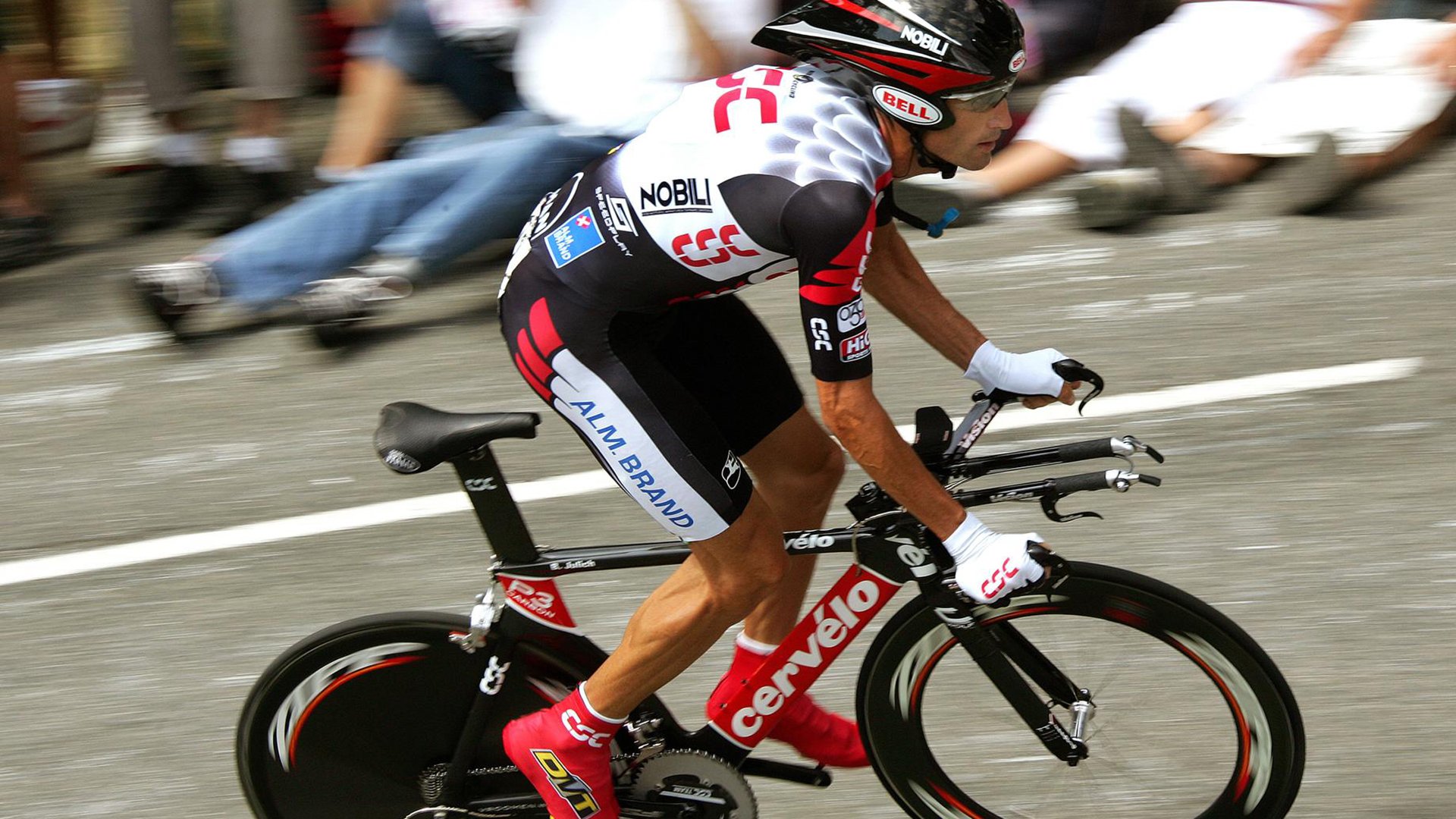 “传感器与图像识别的双重护航——裁判判罚更科学、更公平的技术路径”